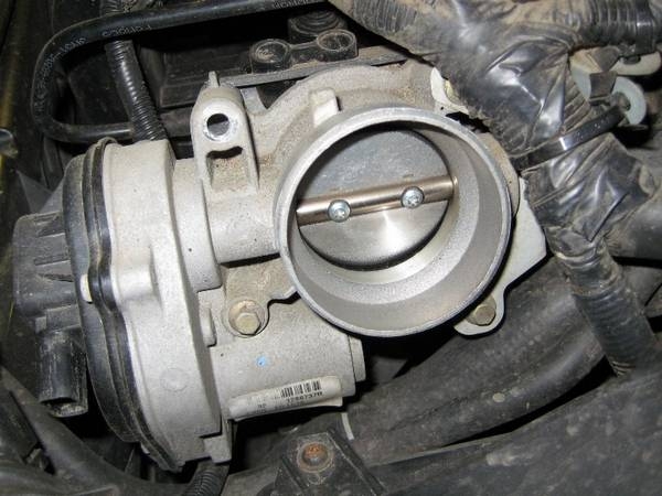 Эффективное чистение дроссельной заслонки на автомобиле Ford Focus 2